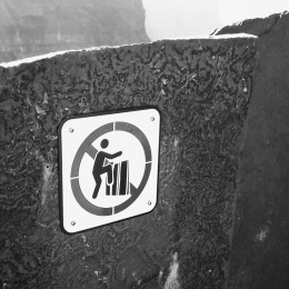 Curiosas se&ntilde;ales de advertencia. Acantilados de Moher en Irlanda.
