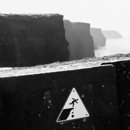 Se&ntilde;ales de advertencia y peligro. Acantilados de Moher en Irlanda.